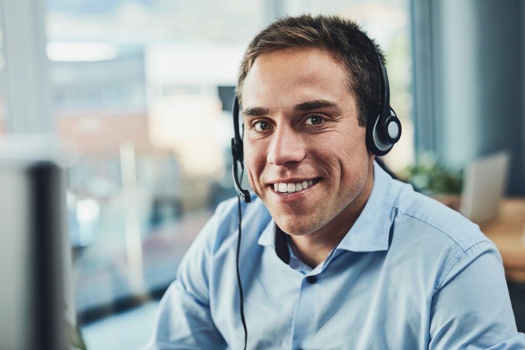 Mann mit Headset lächelt in die Kamera